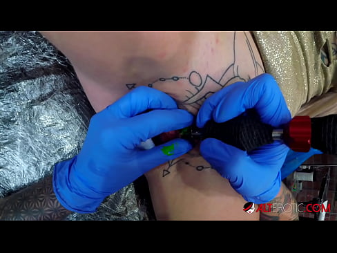 ❤️ Extremt tatuerade snyggingen Sully Savage fick en tatuering på sin klitoris Porno at porn sv.verhentai.ru ❌❤