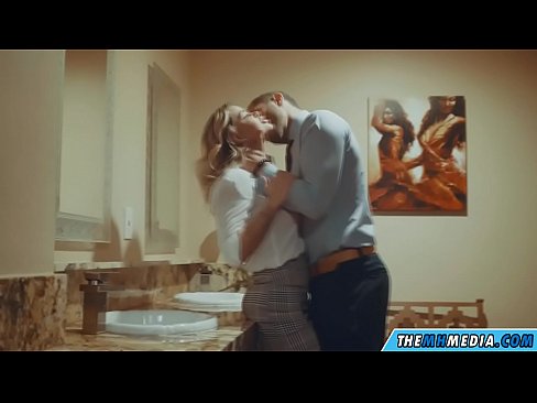 ❤️ När en bystig blondin förför dig på en offentlig toalett Porno at porn sv.verhentai.ru ❌❤